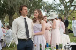 L-R: Dawson (Luke Bracey) und Amanda (Liana Liberato)