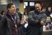 Jake Peralta (Andy Samberg, l.); Stevie Schillens (Damon Wayans jr., r.)