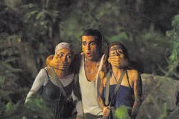 Cem (Elyas M&rsquo;Barek, Mi.), Lena (Josefine Preu&szlig;, li.) und Yagmur (Pegah Ferydoni, re.) entdecken im Urwald eine vermeintliche Kannibalensiedlung.