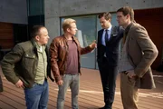 Semir (Erdogan Atalay, l.) und Paul (Daniel Roesner, 2.v.l.) befragen den Wissenschaftler Dr. Janik Sydow (Marian Kindermann, r.) nach Pauls Vater als Sydows Halbbruder Klemens Kronbach (Tobias von Dieken) dazu stößt, das Gespräch unterbricht und Sydow von den Polizisten wegführt. Semir (Erdogan Atalay, l.) und Paul (Daniel Roesner, 2.v.l.) befragen den Wissenschaftler Dr. Janik Sydow (Marian Kindermann, r.) nach Pauls Vater als Sydows Halbbruder Klemens Kronbach (Tobias von Dieken) dazu stößt, das Gespräch unterbricht und Sydow von den Polizisten wegführt.