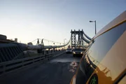 Autos auf der Manhattan Bridge