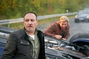 Nachdem Semir (Edogan Atalay) und Paul (Daniel Roesner, r.) den Arzt von Pauls Vater tot in seiner Praxis aufgefunden haben und die Täter verfolgen konnten, endet die spektakuläre Verfolgungsjagt in einem Desaster - die Täter können entkommen. Paul ist sehr beunruhigt. Nachdem Semir (Edogan Atalay) und Paul (Daniel Roesner, r.) den Arzt von Pauls Vater tot in seiner Praxis aufgefunden haben und die Täter verfolgen konnten, endet die spektakuläre Verfolgungsjagt in einem Desaster - die Täter können entkommen. Paul ist sehr beunruhigt.