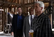 (v.l.n.r.) Timothy McGee (Sean Murray); Leon Vance (Rocky Carroll); Leroy Jethro Gibbs (Mark Harmon) (v.l.n.r.) Timothy McGee (Sean Murray); Leon Vance (Rocky Carroll); Leroy Jethro Gibbs (Mark Harmon)