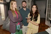 Laura (Chryssanthi Kavazi) fühlt sich in Ihrem Familienglück durch Jessica (Nina Ensmann) gestört. In der Mitte John (Felix von Jascheroff) Laura (Chryssanthi Kavazi) fühlt sich in Ihrem Familienglück durch Jessica (Nina Ensmann) gestört. In der Mitte John (Felix von Jascheroff)