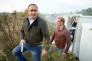 Semir (Erdogan Atalay, l.) und Paul (Daniel Roesner) suchen die LKW-Diebe, die sich nach einem Unfall auf der Autobahn pl&ouml;tzlich in Luft aufgel&ouml;st zu haben scheinen.