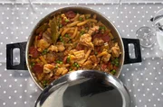 In Porto Moniz wird Makkaroni mit geschmortem Rindfleisch, Chorizo, Erbsen und im Ragout gegarten Nudeln serviert. In Porto Moniz wird Makkaroni mit geschmortem Rindfleisch, Chorizo, Erbsen und im Ragout gegarten Nudeln serviert.