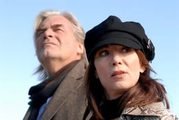 Paul Holland (Peter Simonischek) und seine gro&szlig;e Liebe Sibylle Loredo (Iris Berben) auf der Bergstation