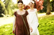 Jane Austen (Olivia Williams, l.) und Fanny Knight (Imogen Poots, r.). Jane Austen (Olivia Williams, l.) und Fanny Knight (Imogen Poots, r.).