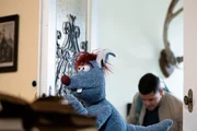 Woozle hat f&uuml;r Sim&oacute;n (re.) und sich einen Urlaub in einem Schlosshotel gebucht. Und dort spukt es!