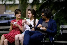 Verstehen sich pr&auml;chtig und fassen einen au&szlig;ergew&ouml;hnlichen Plan: Gretta (Keira Knightley, l.), Violet (Hailee Steinfeld, M.) und Dan (Mark Ruffalo, r.) ...