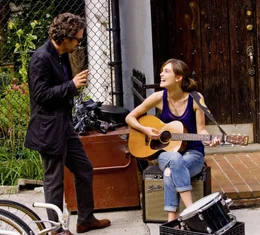 Ihr Zusammentreffen ver&auml;ndert das Leben der beiden: die junge Musikerin Gretta (Keira Knightley, r.) und der strauchelnde Produzent Dan (Mark Ruffalo, l.) ..