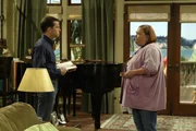 Haben Berta (Conchata Ferrell, r.) und Alan (Jon Cryer, l.) eine Auseinandersetzung? Haben Berta (Conchata Ferrell, r.) und Alan (Jon Cryer, l.) eine Auseinandersetzung?