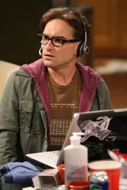 Leonard (Johnny Galecki) lauert nur darauf, dass Penny nach Hause kommt, denn er hat versehentlich ihre Post eingesteckt - um einen Grund zu haben, sie anzusprechen ... Leonard (Johnny Galecki) lauert nur darauf, dass Penny nach Hause kommt, denn er hat versehentlich ihre Post eingesteckt - um einen Grund zu haben, sie anzusprechen ...