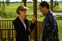 Virginia (Julie Bowen, l.) ist nicht nur von der unkonventionellen Spielweise Happy Gilmores (Adam Sandler, r.) angetan ...