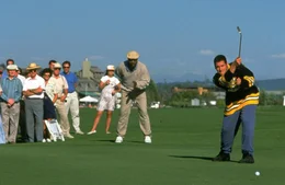 Der ehemalige Golfprofi Chubbs (Carl Weathers, 2.v.r.) steht beim j&auml;hrlichen Golfturnier hinter seinem Sch&uuml;tzling Happy Gilmore (Adam Sandler, r.), dessen Talent er zuf&auml;llig entdeckt hat ...
