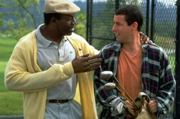 Der ehemalige Golfprofi Chubbs (Carl Weathers, l.) erkennt sofort das Talent von Happy Gilmore (Adam Sandler, r.) und bietet ihm an, ihm Unterricht zu geben ...