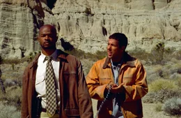 Archie Moses (Adam Sandler, r.) und Rock Keats ( Damon Wayans, l.) waren fr&uuml;her unzertrennlich - heute stehen sie auf unterschiedlichen Seiten des Gesetzes, und jeder f&uuml;hlt sich vom anderen verraten. Als nun beide vor einem eiskalten Drogenbaron fliehen m&uuml;ssen, m&uuml;ssen sie zusammenhalten ...
