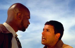 Als Kronzeuge Archie (Adam Sandler, r.) gegen seinen ehemaligen Chef Colton aussagen soll, m&ouml;chte er nur von seinem Ex-Freund Keats (Damon Wayans, l.) nach Los Angeles &uuml;berf&uuml;hrt werden - wenn die beiden sich nicht vorher gegenseitig umbringen ...