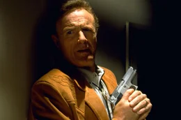 Er h&auml;tte allen Grund sauer zu sein: Undercoverpolizist Keats ist Colton (James Caan) auf die Schliche gekommen - doch bei der Razzia bei dem Drogenboss kommt alles anders als geplant ...