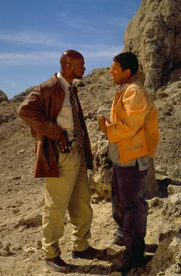 Archie (Adam Sandler, r.) wird ein Jahr, nachdem er Jack (Damon Wayans, l.) angeschossen hat, in Arizona verhaftet - er kommt frei, allerdings nur unter der Bedingung als Kronzeuge gegen Colton auszusagen. Da stellt auch Archie eine Bedingung: Jack soll ihn nach Los Angeles &uuml;berf&uuml;hren ...