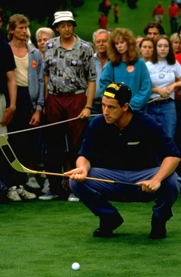Wo immer Happy Gilmore (Adam Sandler, vorne) erscheint sind die Massen begeistert und die Fernsehkameras nicht weit. Sehr zum &Auml;rger des Turnier-Favouriten, der deshalb seine eigenen Pl&auml;ne f&uuml;r den Golf-Chaoten Happy schmiedet.