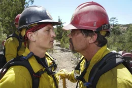 Brendan "Donut" McDonough (Miles Teller, l.); Eric Marsh (Josh Brolin, r.)