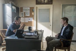 Eric Marsh (Josh Brolin, l.); Brendan "Donut" McDonough (Miles Teller, r.)