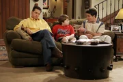 Charlie (Charlie Sheen, r.) und Alan (Jon Cryer, l.) sind Jake (Angus T. Jones, M.) beim Pauken für eine Geschichtsarbeit behilflich ... Charlie (Charlie Sheen, r.) und Alan (Jon Cryer, l.) sind Jake (Angus T. Jones, M.) beim Pauken für eine Geschichtsarbeit behilflich ...