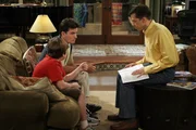 Um Jake (Angus T. Jones, l.) für einen Geschichtstest vorzubereiten, veranstalten Charlie (Charlie Sheen, M.) und Alan (Jon Cryer, r.) ein Quiz ... Um Jake (Angus T. Jones, l.) für einen Geschichtstest vorzubereiten, veranstalten Charlie (Charlie Sheen, M.) und Alan (Jon Cryer, r.) ein Quiz ...