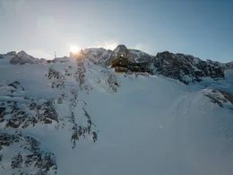 Landschaftsbild Simonyh&uuml;tte am Dachstein bei Sonnenuntergang