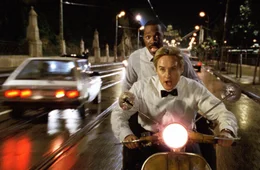 Alex (Owen Wilson, r.) und Kelly (Eddie Murphy, l.) werden von erbarmungslosen Killern gejagt und ergreifen mit einem Motorrad die Flucht.