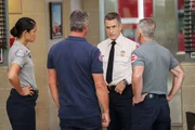 Teambesprechung auf dem Gang: Miranda Rae Mayo als Stella Kidd, Taylor Kinney als Kelly Severide (von hinten), Dermot Mulroney als Chief Dom Pascal, David Eigenberg als Christopher Herrmann (von hinten) Teambesprechung auf dem Gang: Miranda Rae Mayo als Stella Kidd, Taylor Kinney als Kelly Severide (von hinten), Dermot Mulroney als Chief Dom Pascal, David Eigenberg als Christopher Herrmann (von hinten)