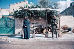 Issa (Salim Daw) und Siham (Hiam Abbass) warten auf den Bus.