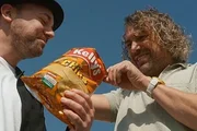v.li.: Pascal und Karl vor der Chips Fabrik v.li.: Pascal und Karl vor der Chips Fabrik