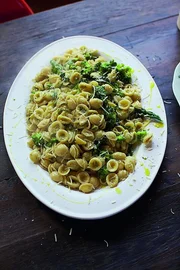 Diesmal bereitet Jamie Oliver eines seiner Lieblings-Pastagerichte zu: Orecchiette mit jungem, violettem Brokkoli und normalem Brokkoli in einer leichten, w&uuml;rzigen Sauce mit Zitronenthymian.