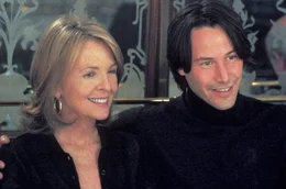 Der charmante Arzt Julian (Keanu Reeves, r.) gibt Erica (Diane Keaton) das Gef&uuml;hl, jung und begehrenswert zu sein. Doch auch er wei&szlig; um die tiefe Verbundenheit von Erica und Harry und gibt den beiden Zeit, um sich ihren Gef&uuml;hlen klar zu werden.