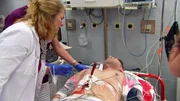 Das Rettungsteam bringt einen Patienten in die Notaufnahme, aus dessen Bauch ein Messer ragt. Im Laufe seiner Behandlung kommt heraus, dass er vor seiner Frau ein Geheimnis hütet, welches nicht nur ihn in Lebensgefahr gebracht hat. Das Rettungsteam bringt einen Patienten in die Notaufnahme, aus dessen Bauch ein Messer ragt. Im Laufe seiner Behandlung kommt heraus, dass er vor seiner Frau ein Geheimnis hütet, welches nicht nur ihn in Lebensgefahr gebracht hat.