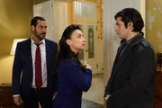 Als Simone (Tatjana Clasing) Maximilian (Francisco Medina, r.) wütend des Hauses verweist, erkennt Richard (Silvan-Pierre Leirich) schockiert, wie sich die Fronten in der Familie durch sein Schweigen verschärfen. Als Simone (Tatjana Clasing) Maximilian (Francisco Medina, r.) wütend des Hauses verweist, erkennt Richard (Silvan-Pierre Leirich) schockiert, wie sich die Fronten in der Familie durch sein Schweigen verschärfen.