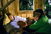 Sandra (Susanne Scherbel) hat sich ins Baumhaus zurückgezogen, um ihre Krankheit auszukurieren und Abstand zu finden, wobei ihr Charly als Krankenpfleger gerne behilflich ist. Sandra (Susanne Scherbel) hat sich ins Baumhaus zurückgezogen, um ihre Krankheit auszukurieren und Abstand zu finden, wobei ihr Charly als Krankenpfleger gerne behilflich ist.