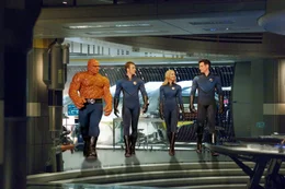 Die "Fantastic Four" - (v.l.n.r.) Ben (Michael Chiklis), Johnny (Chris Evans), Susan (Jessica Alba) und Reed (Ioan Gruffudd) - machen sich auf die Suche nach einem unbekannten Wesen, dass die Erdenbewohner in Angst und Schrecken versetzt ...