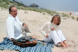 Harry (Jack Nicholson, l.) ist ein in die Jahre gekommener Schweren&ouml;ter, der ein erhebliches Problem mit gleichaltrigen Frauen an seiner Seite hat - bis er auf Erica (Diane Keaton, r.) trifft ...