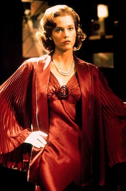 00.00 Giulia La storia della lunga e intensa amicizia tra Lillian Hellman (Jane Fonda), scrittrice e commediografa, e Giulia, figlia di aristocratici ebrei.