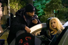 Bei den Dreharbeiten zu "Fantastic Four - Rise Of The Silver Surfer": Regisseur Tim Story, l. und Schauspielerin Jessica Alba, r. ...