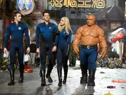 Die "Fantastic Four", Ben (Michael Chiklis, l.), Reed (Ioan Gruffudd, 2.v.l.), Susan (Jessica Alba, 2.v.r.) und Johnny (Chris Evans, r.), sind auf der Suche nach einem fliegenden Wesen, das von einem anderen Planeten kommt und allerlei Unheil anrichtet ...