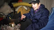 In der Leipziger Drogenszene gibt es einen Hoffnungsschimmer. Alte Freunde haben den 49-j&auml;hrigen Ralf (Foto) ausfindig gemacht und wollen ihm helfen. Kann er es schaffen, von den Drogen loszukommen?