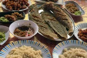 Atti&eacute;ke ist ein Gericht aus Maniokgrie&szlig; mit Fisch und Gew&uuml;rzen. Das Streetfood wird in Abidjan zu jeder Tageszeit genossen.