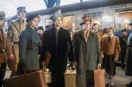 Neben einer jungen Mitreisenden (Elisabeth Mortensen, li.) und einer &auml;lteren Passagierin (Dora Doll, re.) ist Lillian (Jane Fonda, Mi.) auf einer riskanten Mission unterwegs.