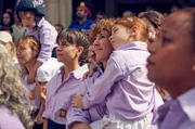 Estel (Betsy Túrnez) und ihre Tochter Clàudia (Giulieta Scattolini) sehen zu, wie die Colla Castellera einen traditionellen menschlichen Turm baut. Estel (Betsy Túrnez) und ihre Tochter Clàudia (Giulieta Scattolini) sehen zu, wie die Colla Castellera einen traditionellen menschlichen Turm baut.