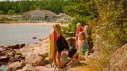 Sienna Rosie Schei (Silje), Emilie Lindgren-Åsly (Anja). Sienna Rosie Schei (Silje), Emilie Lindgren-Åsly (Anja).
