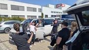 Das Kamerateam filmt Karl (3.v.l.) und Pascal (2.v.l.) beim rasieren vor der Chips Fabrik Das Kamerateam filmt Karl (3.v.l.) und Pascal (2.v.l.) beim rasieren vor der Chips Fabrik